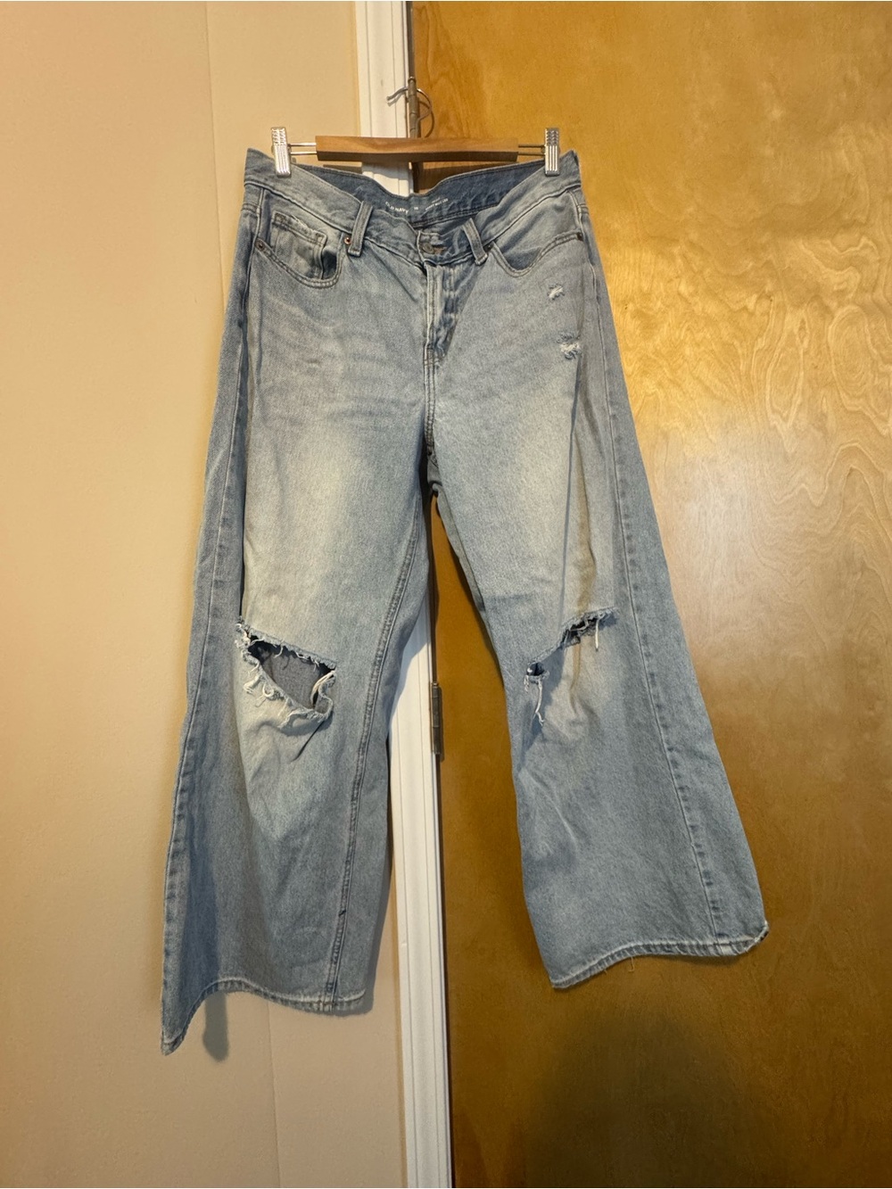 Old Navy Light Blue Wide-Leg Distressed Jeans